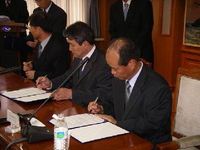 소준섭 청장님은 1,4-다이옥산 배출량 저감을 위한 자발적 협약을 체결하였다.
