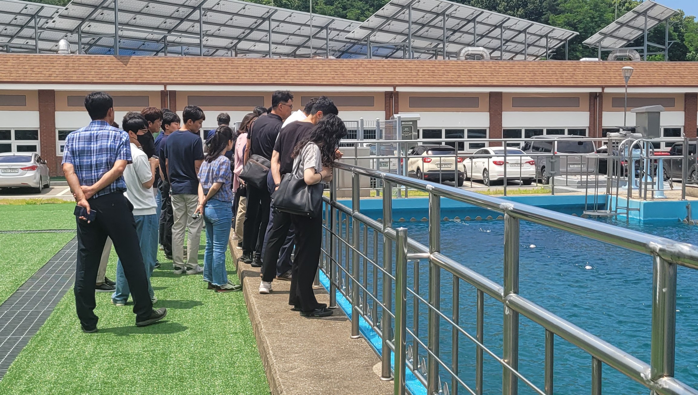 한강수계 지자체 수도업무 담당자들이 6.22(목) k-water 시흥정수장 침전지 시설을 살펴보고 있다.
