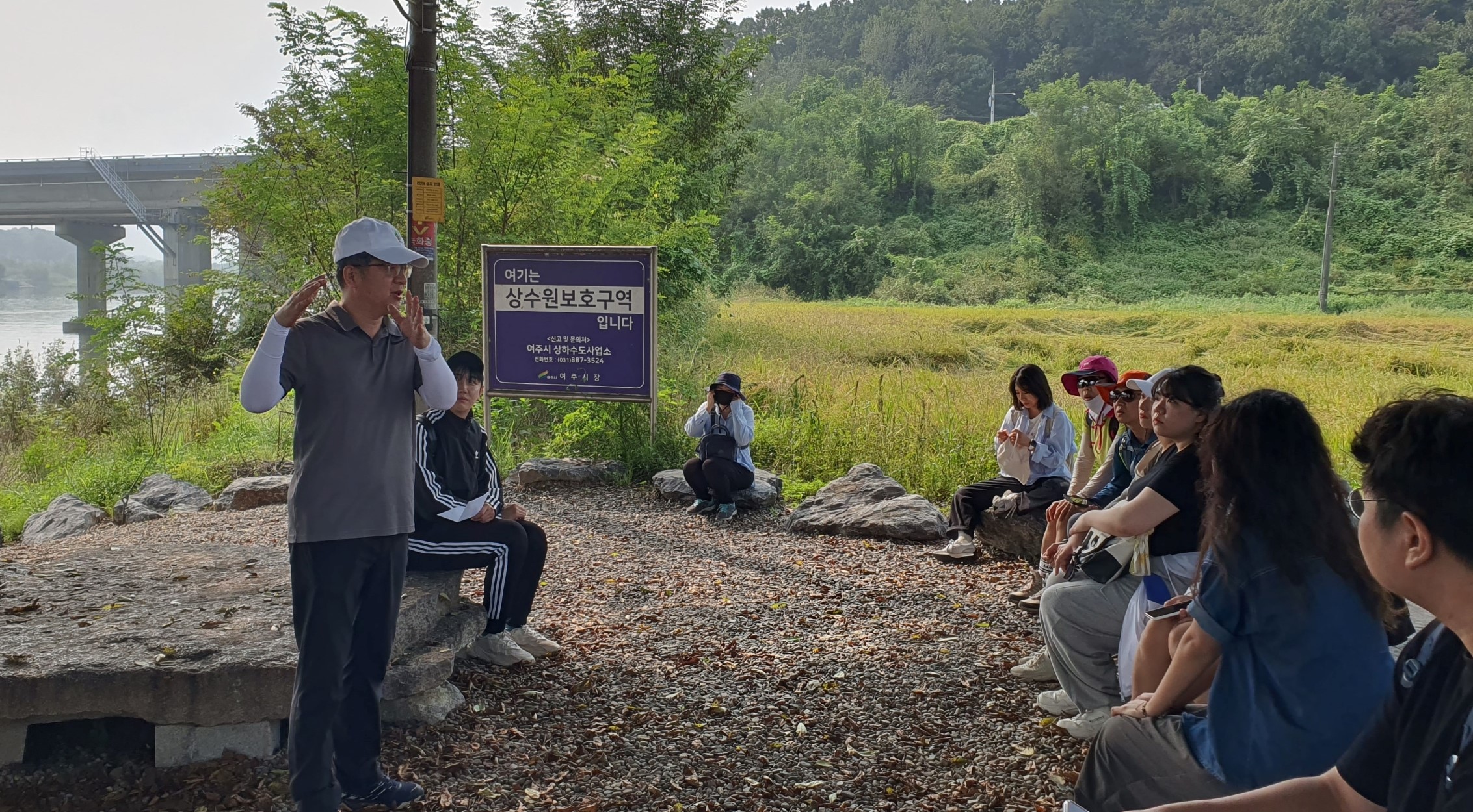 김승희 한강유역환경청장(왼쪽)이 9월 19일, 여주 여강길에서 청년들과 함께 이야기하고 있다