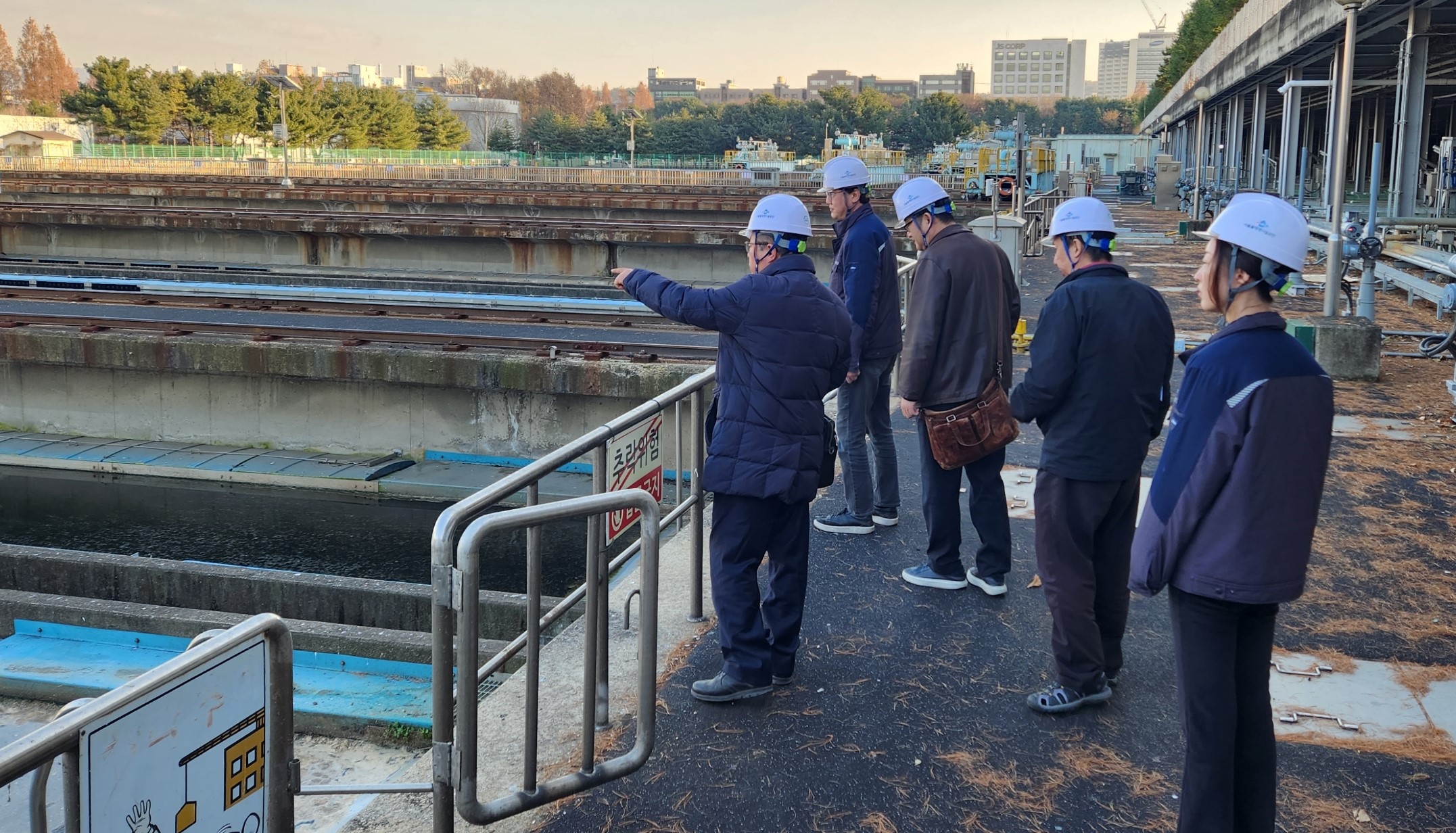 사진1. 2023년 11월 한강유역환경청 기술자문위원단이 서울 탄천 물재생센터 시설을 확인하고 있다.