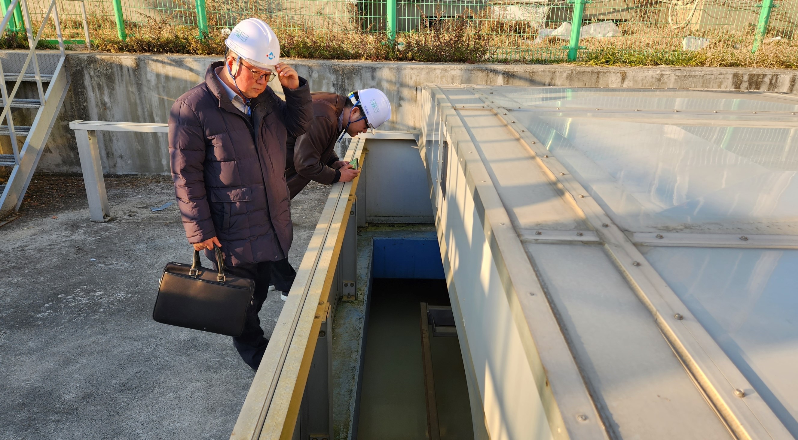 사진2. 2023년 11월 한강유역환경청 기술자문위원단이 서울 탄천 물재생센터 시설을 점검하고 있다.