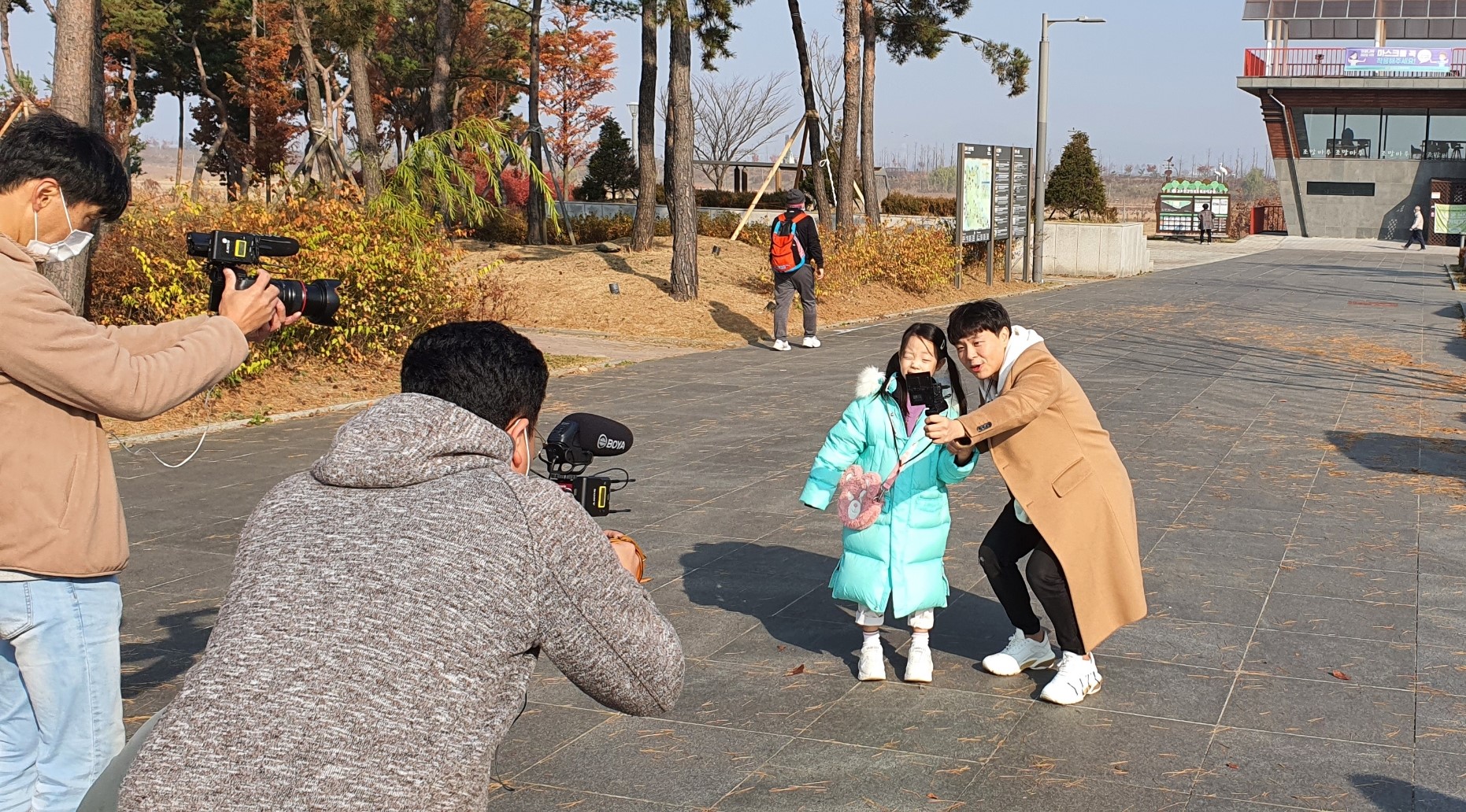 유튜브 리원세상(구독자316만명) 아빠 리파와 딸 리원이 김포한강야생조류생태공원에서 한강물길트레킹에 참여하고 있다.