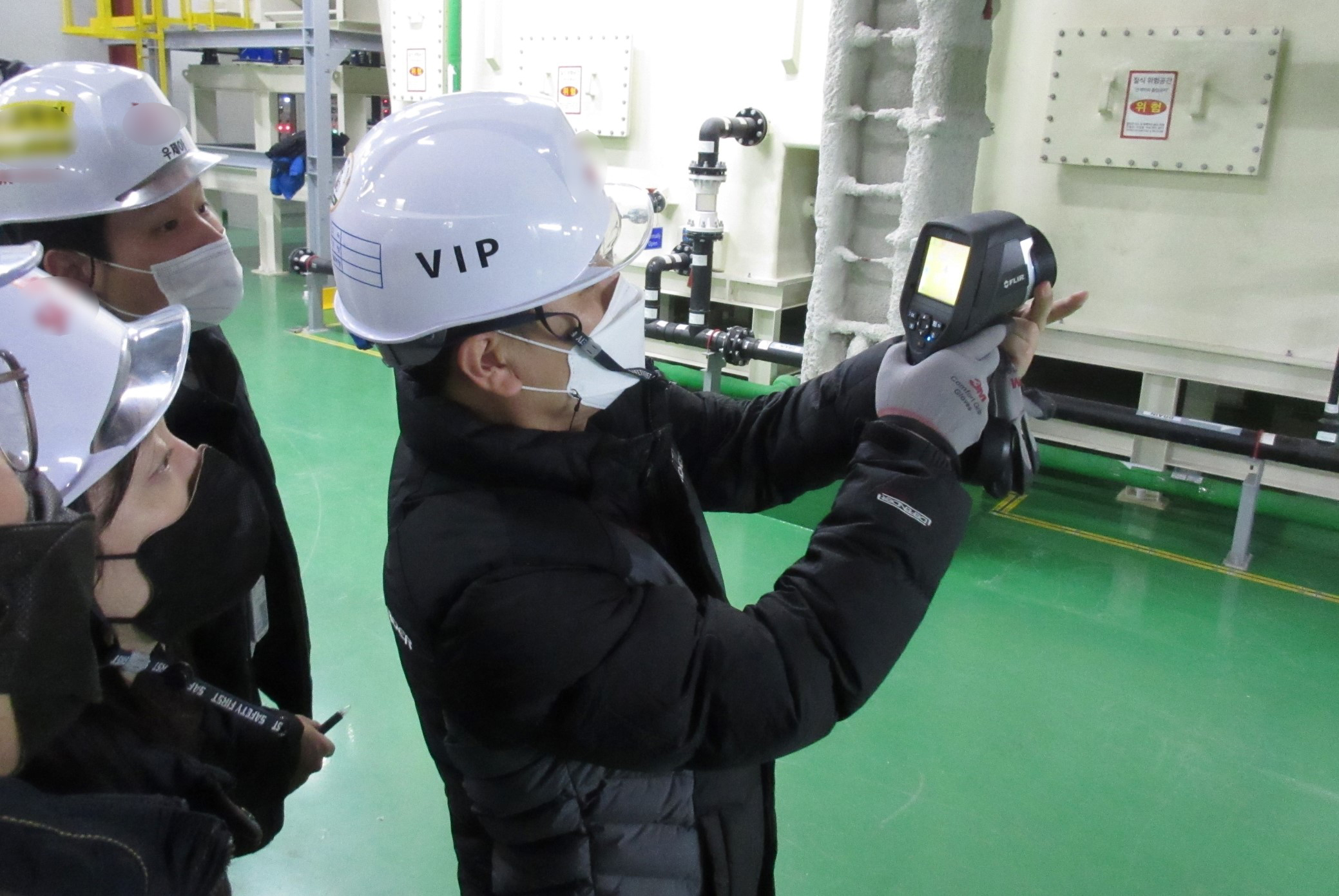 2022년 12월, 한강유역환경청 점검반이 경기도 이천시의 제조업체에서   열화상카메라를 이용하여 현장점검을 실시하고 있다