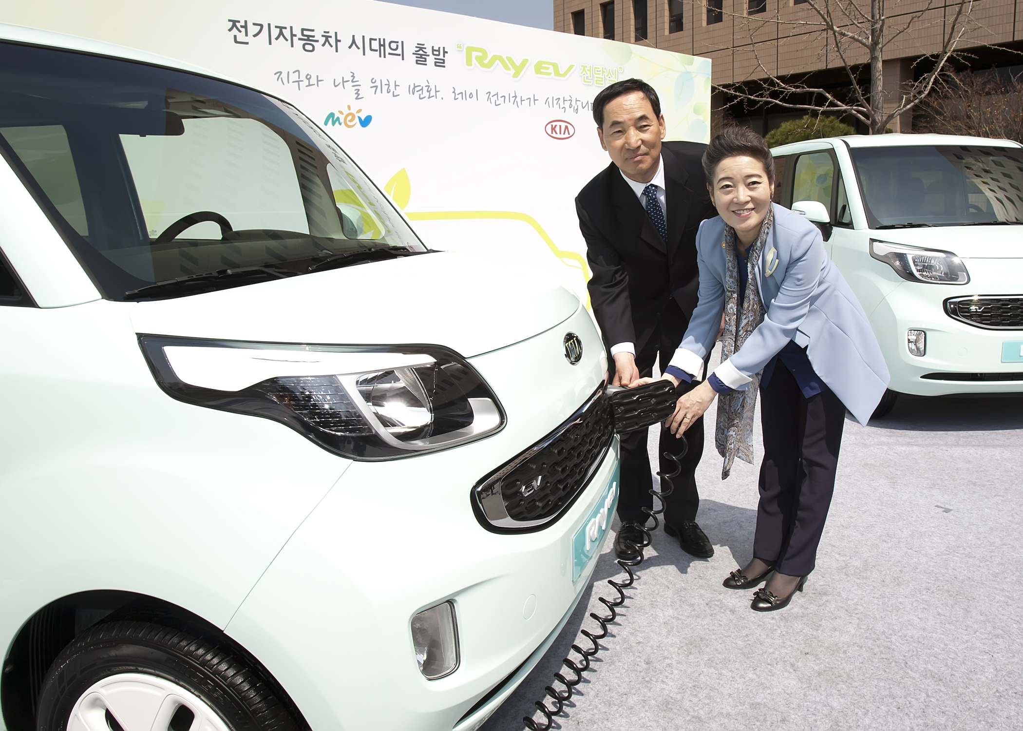 유영숙 환경부 장관, ‘2012년 전기자동차 보급사업 출범식‘을 개최 섬네일 이미지 2
