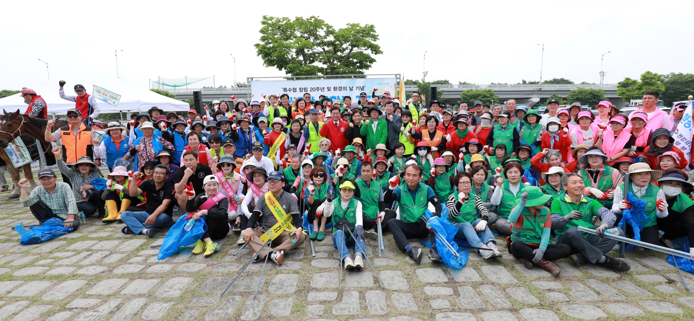 6월 1일, 경기도 양평군 강상체육공원에서 진행된 남한강 하천 정화 활동에 참여한 관계자와 시민들이 기념촬영을 하고 있다.