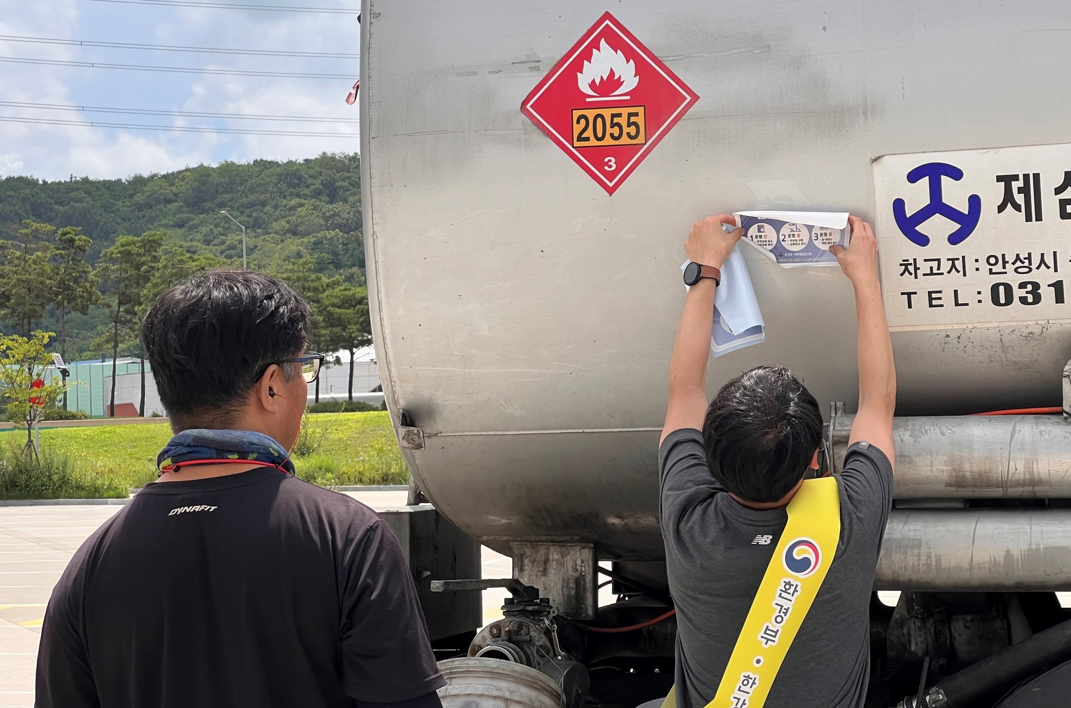 사진4. 한강유역환경청 화학안전관리단이 지난 2023년 7월, 매송휴게소(화물차 휴게소)에서 고속도로휴게소 현장 캠페인을 통해 유해화학물질 운송차량에 화학안전 스티커를 부착하고 있다.