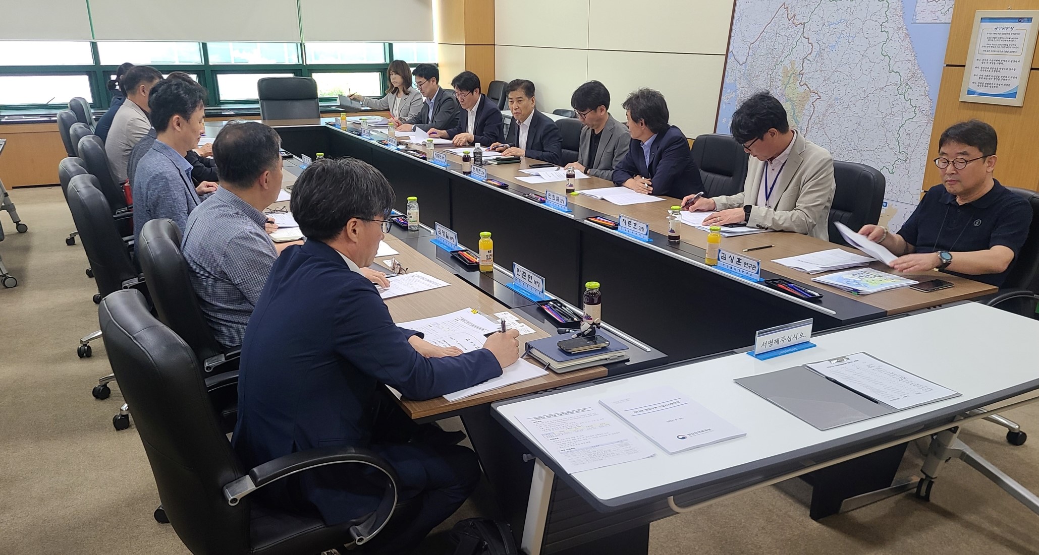 5월 31일 한강유역환경청에서 열린 한강수계 수질관리협의회에서 참석자들이 수질 대책에 대해 논의하고 있다.