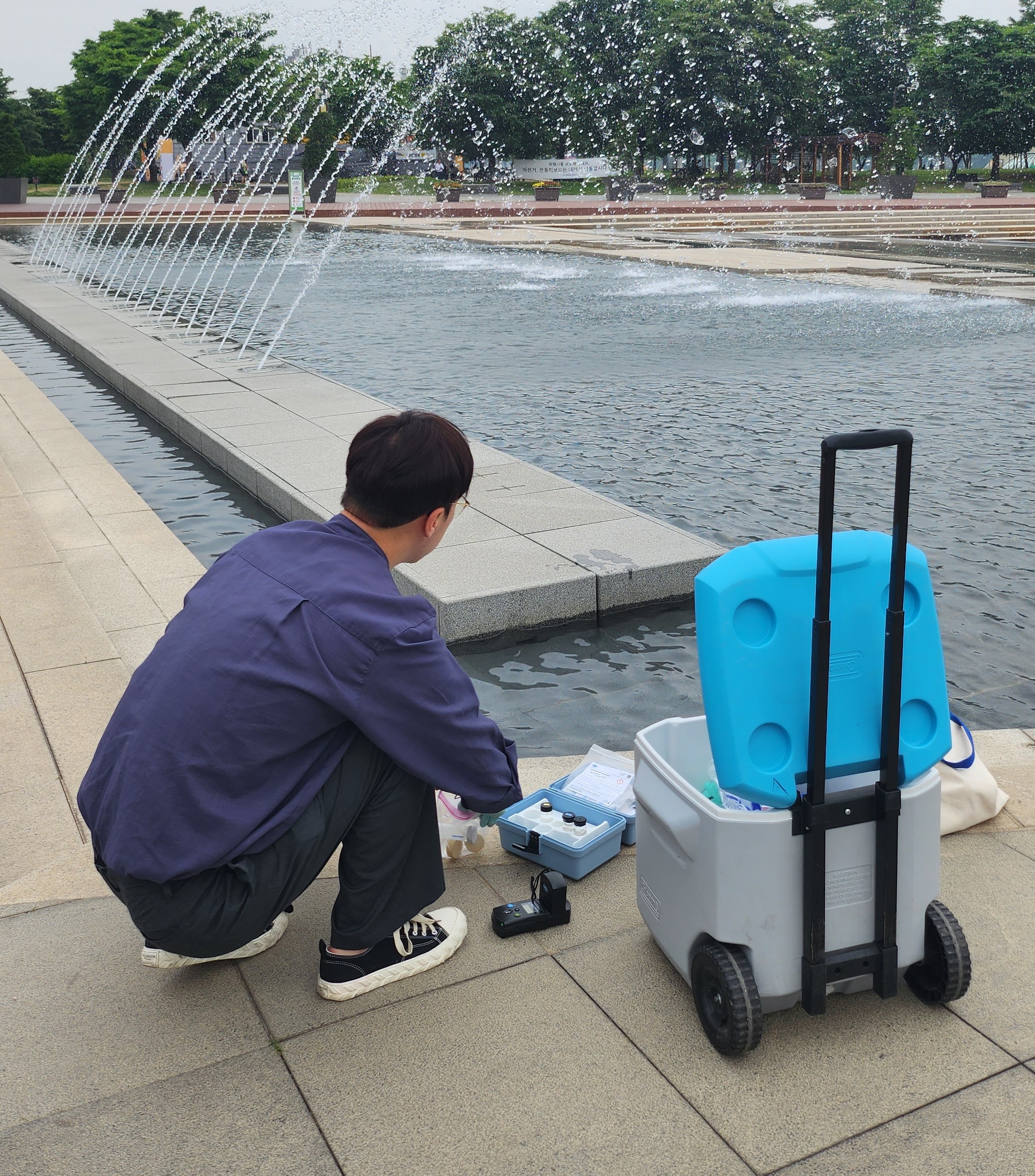 한강유역환경청 현장점검반이 6월 1일 서울 여의도 한강공원 물놀이장을 점검하고 있다