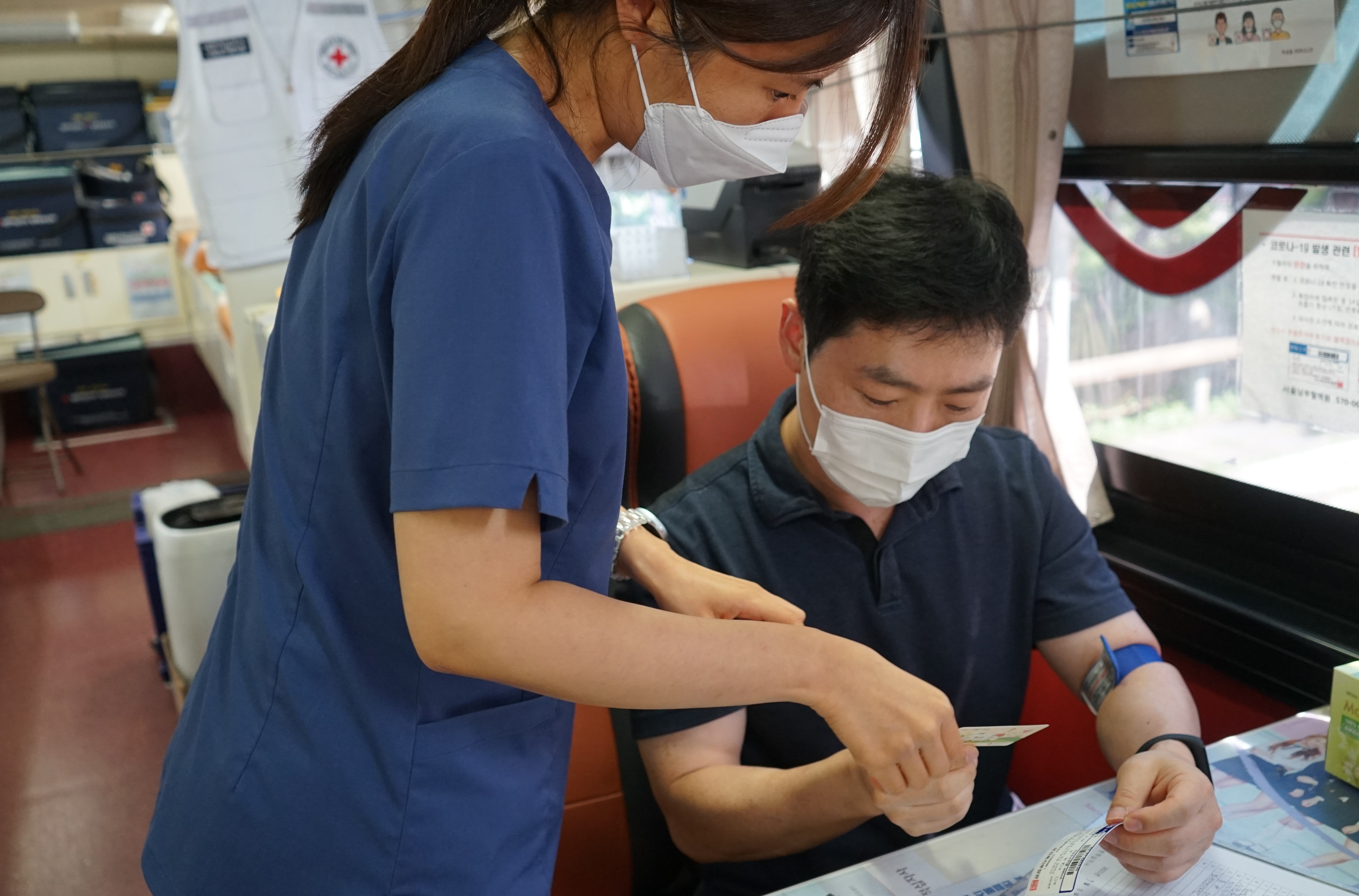 3일 한강유역환경청에서 열린 생명나눔 헌혈에 참여한 직원이 헌혈증서를 기부하고 있다.