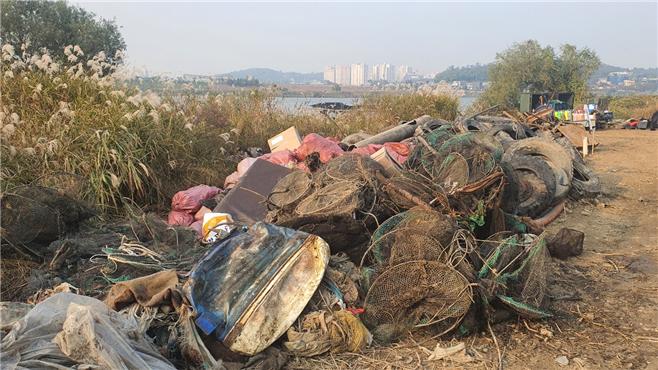 한강유역환경청이 10.18~27 실시한 한강 상수원 수중쓰레기 정화활동 결과 수거한 쓰레기를 임시 적치한 상태