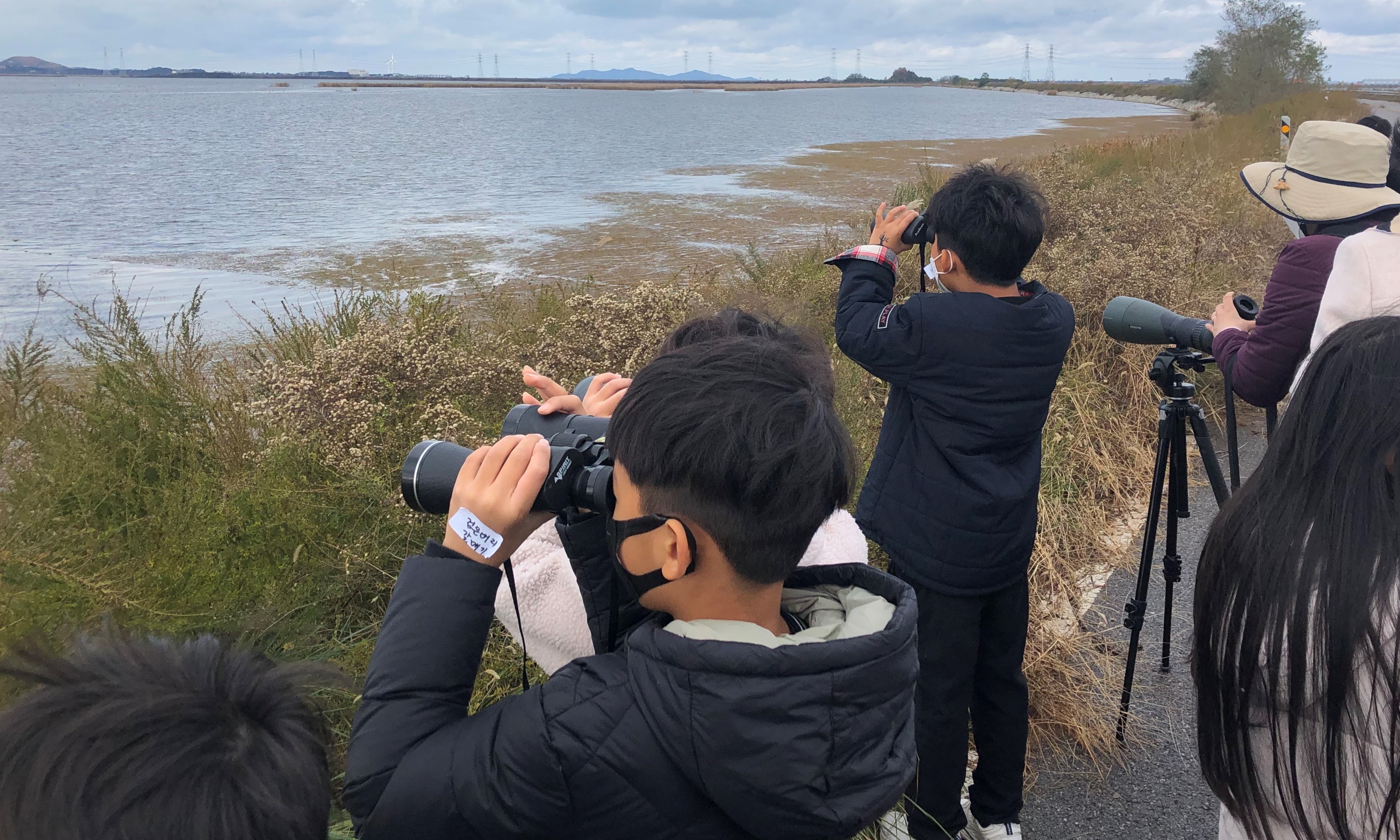 한강유역환경청 찾아가는 생태탐방 교육에 참여한 대남초등학교 학생들이 대송습지에서 철새를 관찰하고 있다.