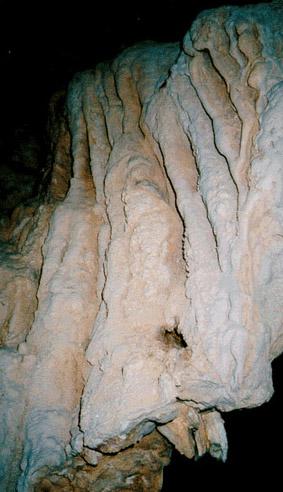 하미굴 내 훼손된 유석 섬네일 이미지 1