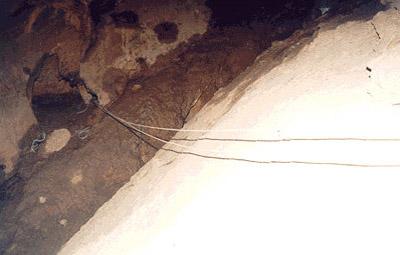 탐방객들에 의해 연포굴 내에 설치된 밧줄 섬네일 이미지 1